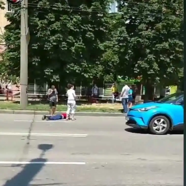 Кропивницький: на Соборній автівка збила чоловіка (ФОТО)