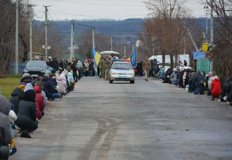 В громаді на Кіровоградщині провели в останню путь 45-річного захисника (ФОТО)