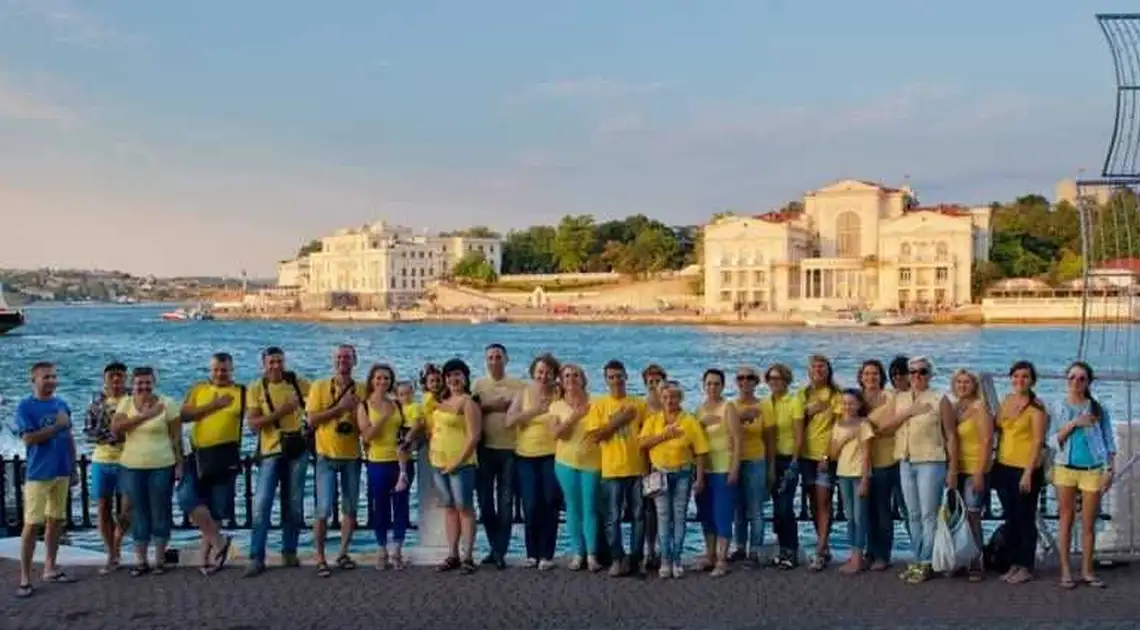 Патріоти в окупованому Севастополі влаштували синьо-жовтий флешмоб (ФОТО) фото 1