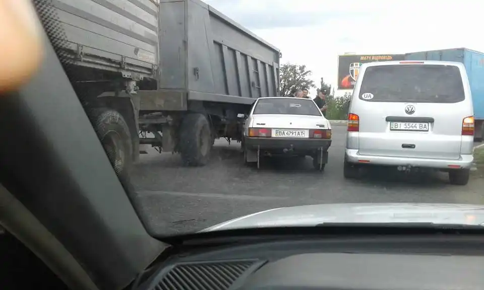 На Кіровоградщині «дев’ятка» влетіла на мосту під причеп вантажівки (ФОТО)