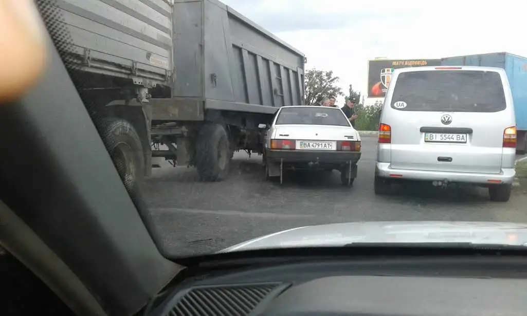 На Кіровоградщині «дев’ятка» влетіла на мосту під причеп вантажівки (ФОТО) фото 1
