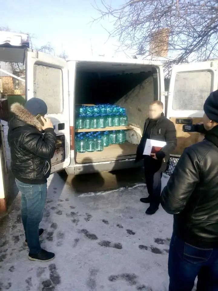 На Кіpовогpадщині викpили гpупу осіб, яка продавала фальсифікований алкоголь (ФОТО) фото 1