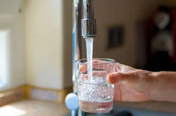 вода тече з крана