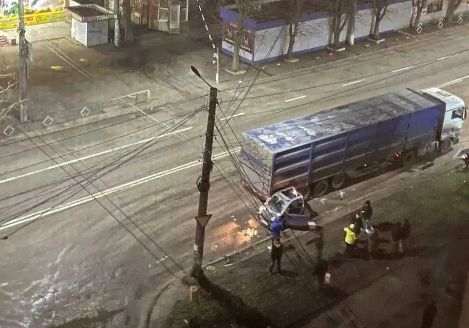 У Кропивницькому на Яновського зіткнулися вантажівка та Smart (ФОТО)