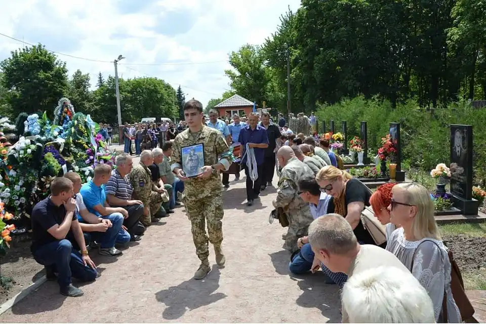 У Кропивницькому попрощалися з Героєм АТО, що під час обстрілів накрив собою доньку (ФОТО) фото 1