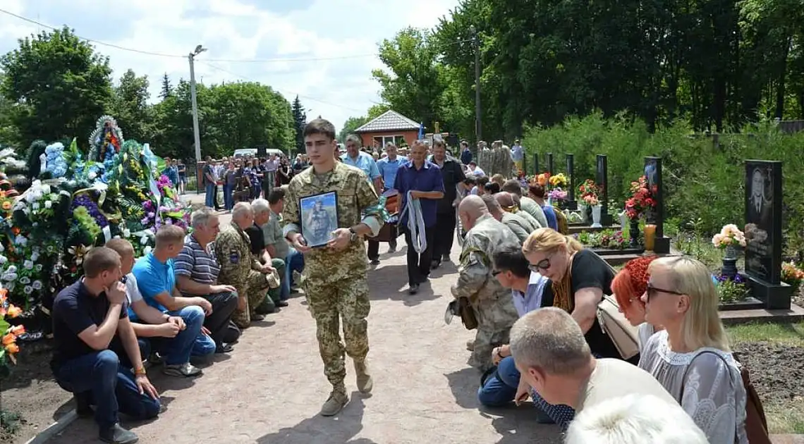 У Кропивницькому попрощалися з Героєм АТО, що під час обстрілів накрив собою доньку (ФОТО) фото 1