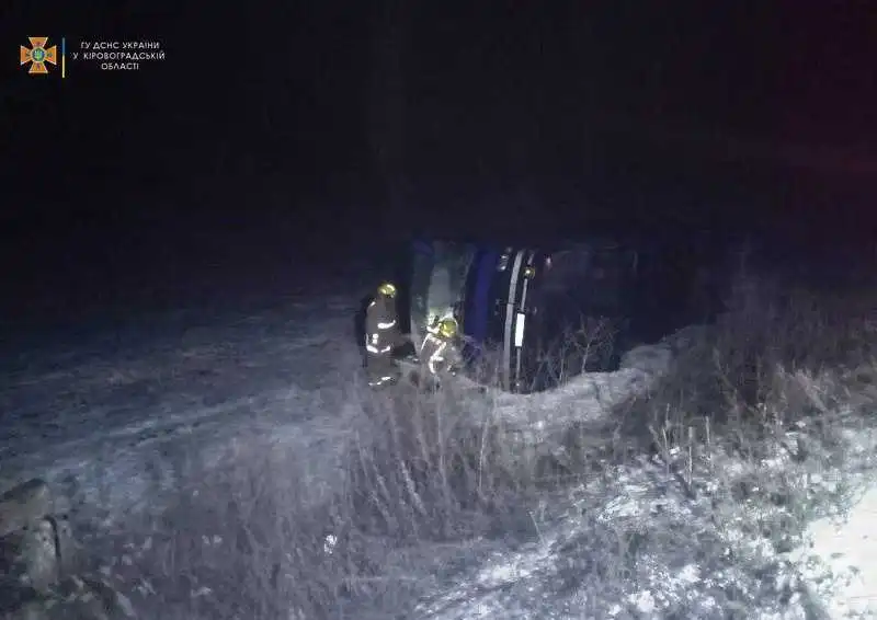 На Кіpовогpадщині пеpекинувся pейсовий автобус, постpаждали 4 людини (ФОТО)
