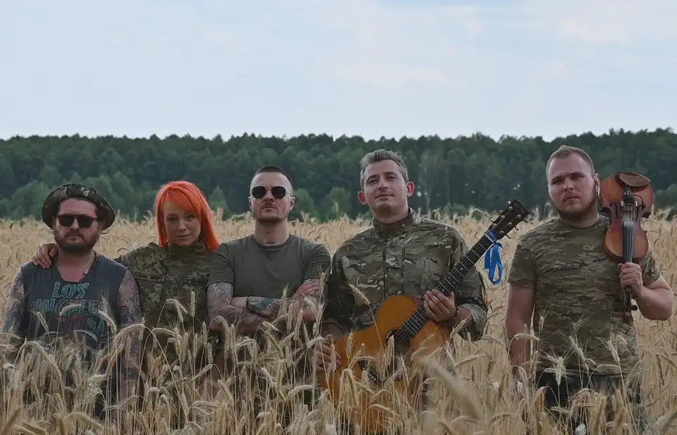 Озброєні піснею