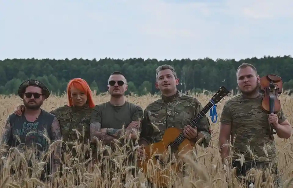 Озброєні піснею