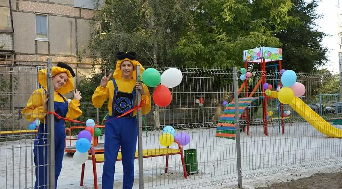 В одному з районів Кропивницького з’явився новий дитячий майданчик (ФОТО) фото 1