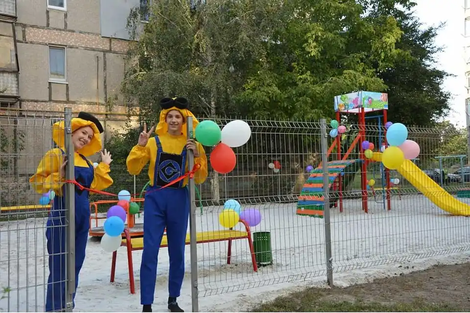В одному з районів Кропивницького з’явився новий дитячий майданчик (ФОТО)