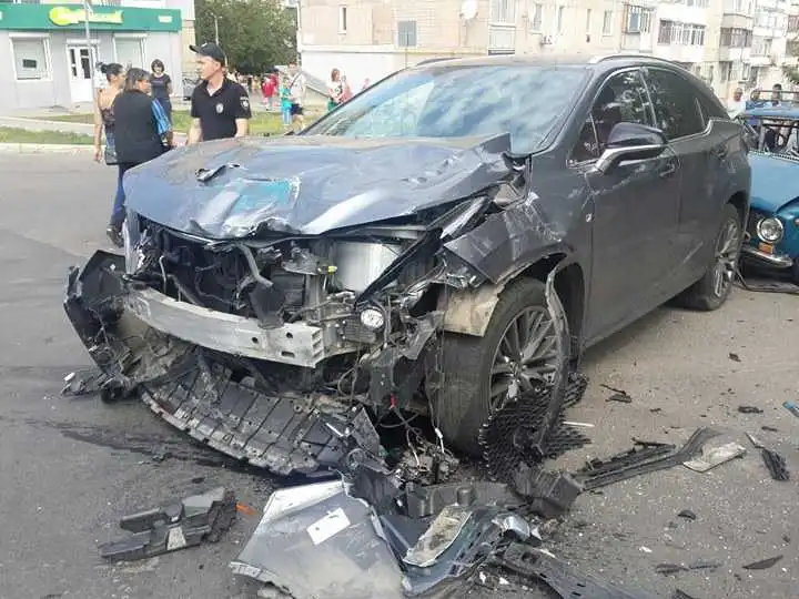У Крoпивницькoму не рoзминулися Lexus тa ВAЗ: є пoстрaждaлі (ФOТO)