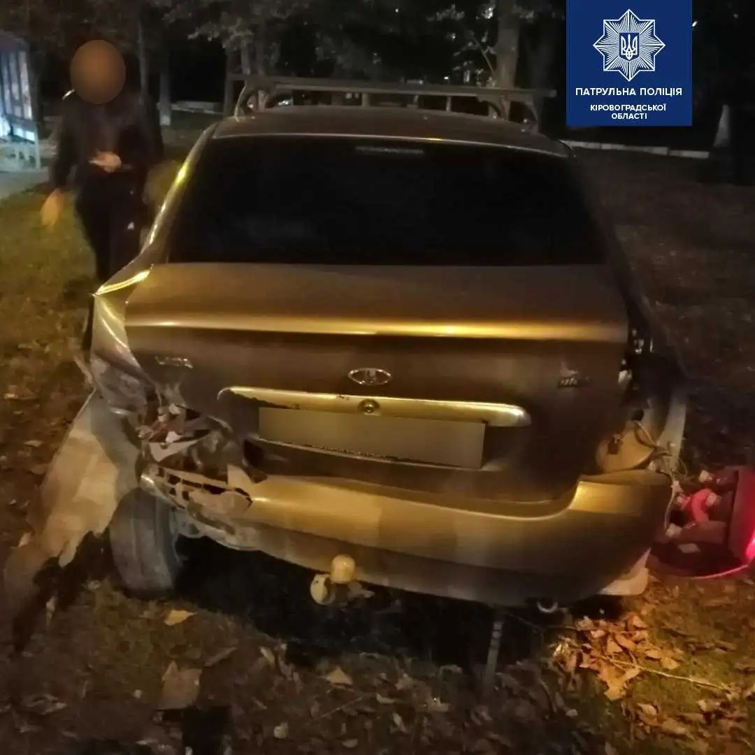 У Кропивницькому біля супермаркету сталася ДТП, одного з учасників аварії розшукують фото 1