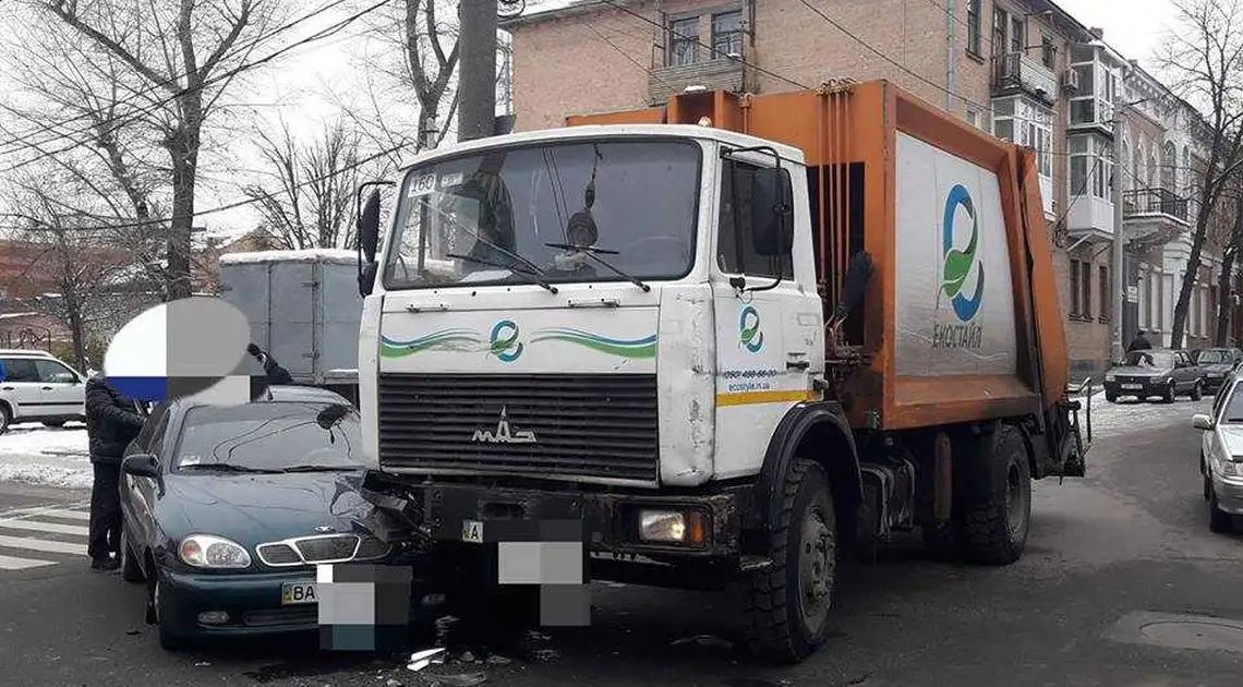 На центpальній вулиці Кpопивницького сталася ДТП за участю сміттєвоза (ФОТО) фото 1