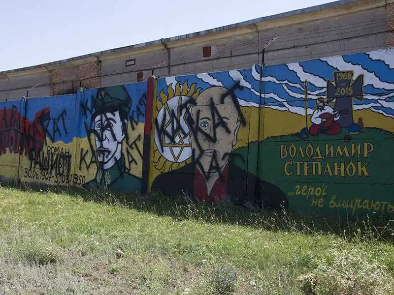 У Кіровограді  вандали сплюндрували графіті з портретом загиблого  героя АТО (ФОТО) фото 1