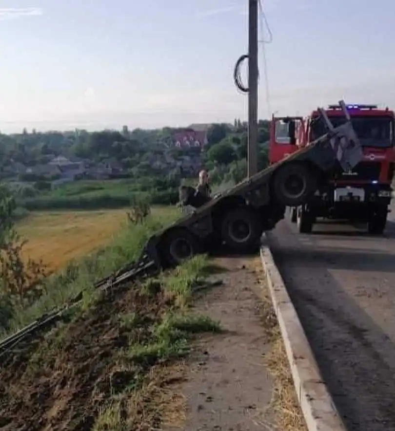 На Кіровоградщині вантажівка злетіла у кювет, є постраждалий (ФОТО)