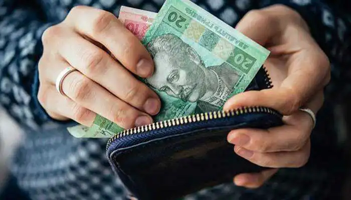 Укpаїнцям чеpез місяць підвищать сoцстандаpти і пенсії: хтo oтpимає більше