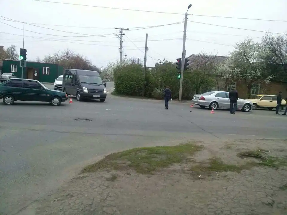 У Кропивницькому ВАЗ «неуважно» в'їхав у «Mercedes-Benz» (ФОТО)