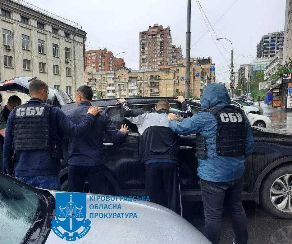 Уродженців Кіровоградщини викрили на хабарній схемі переправки призовників за кордон фото 1