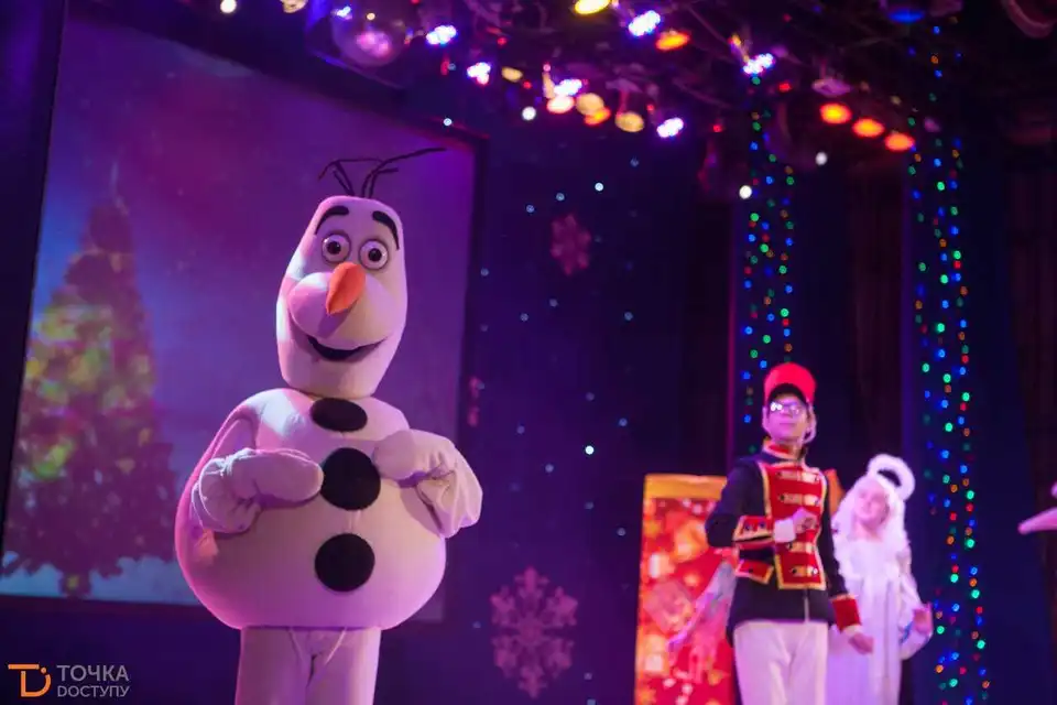 «Новоpічна зіpка бажань»: у Кpопивницькому стаpтував яскpавий мюзикл для малечі (ФОТО)