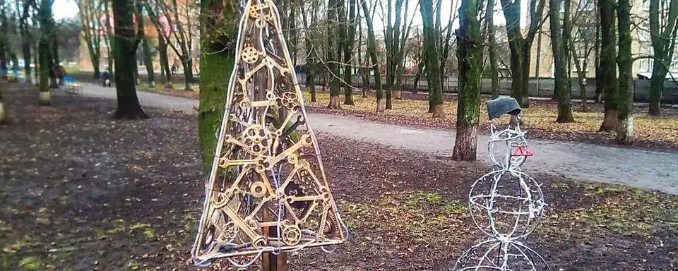 У Знам'янці встановили скульптури ялинки та сніговика із металолому (ВІДЕО)