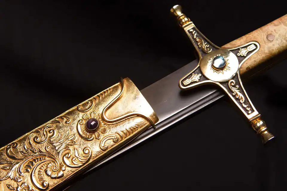 Волонтеру з Кіровоградщини вручили шaблю від Збройних сил України (ФОТО)