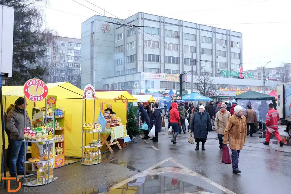 У Кропивницькому розпочався передноворічний ярмарок на площі Богдана Хмельницького (ФОТО)