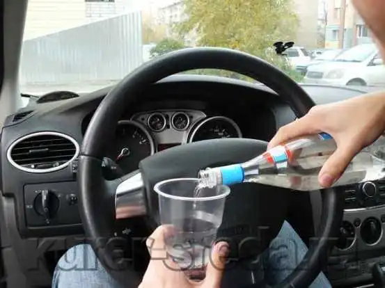 Чоловік у Кропивницькому вживав алкоголь за кермом автомобіля (ФОТО)