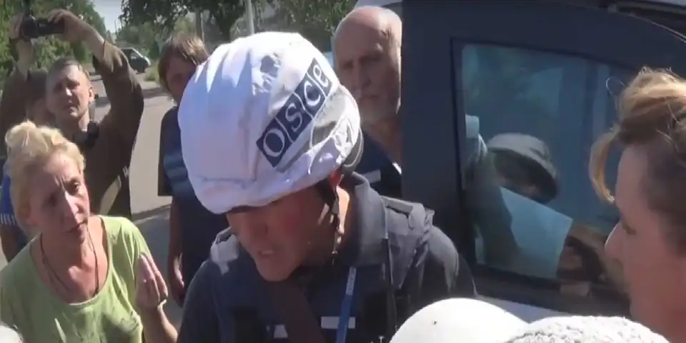 В окупованій Горлівці на групу ОБСЄ напали розлючені жителі міста (ВІДЕО) фото 1