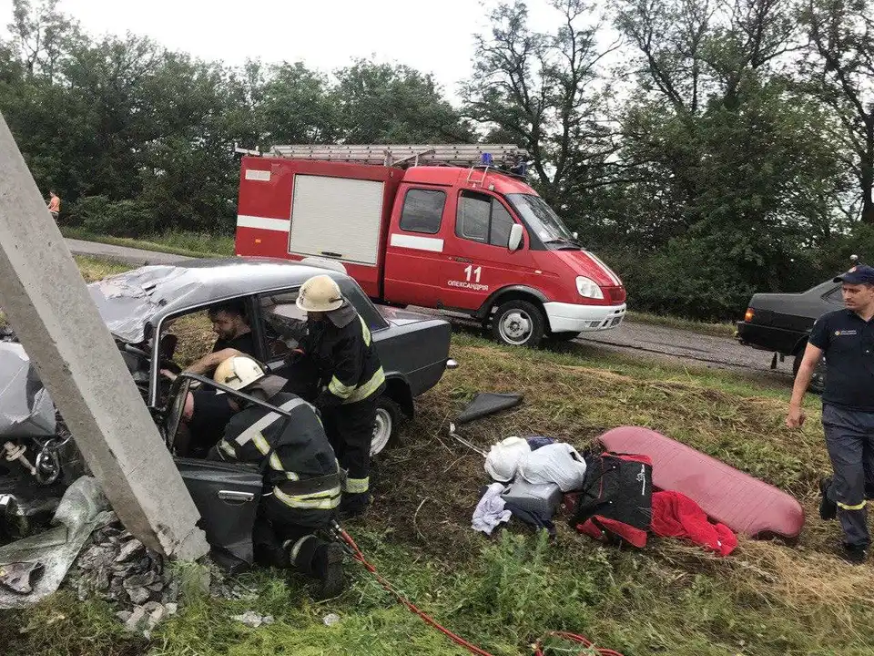 На Кіровоградщині автомобіль влетів у бетонну опору: водія діставали рятувальники (ФОТО)