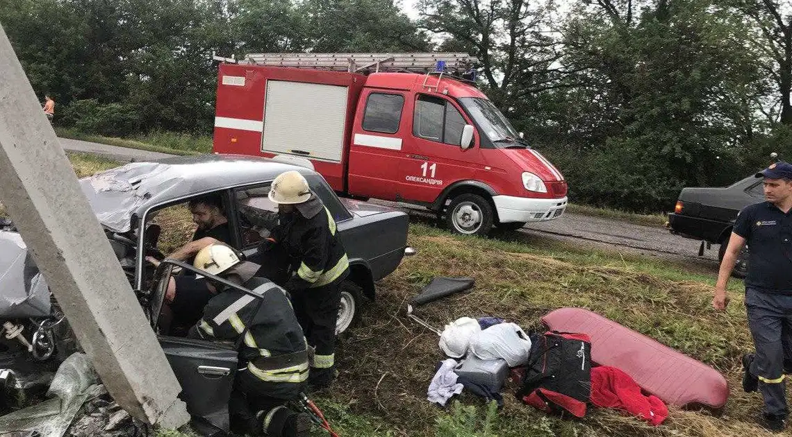 На Кіровоградщині автомобіль влетів у бетонну опору: водія діставали рятувальники (ФОТО) фото 1