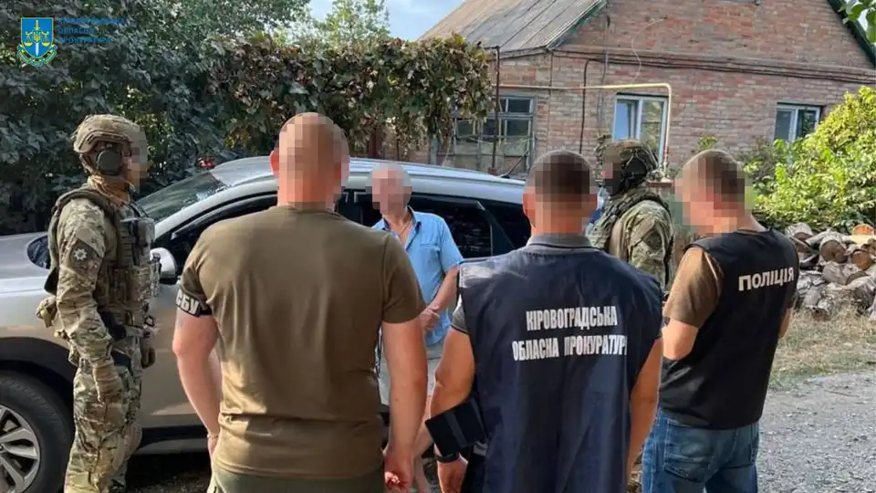 затримання чоловіка, який нібито вимагав гроші у матері загиблого воїна