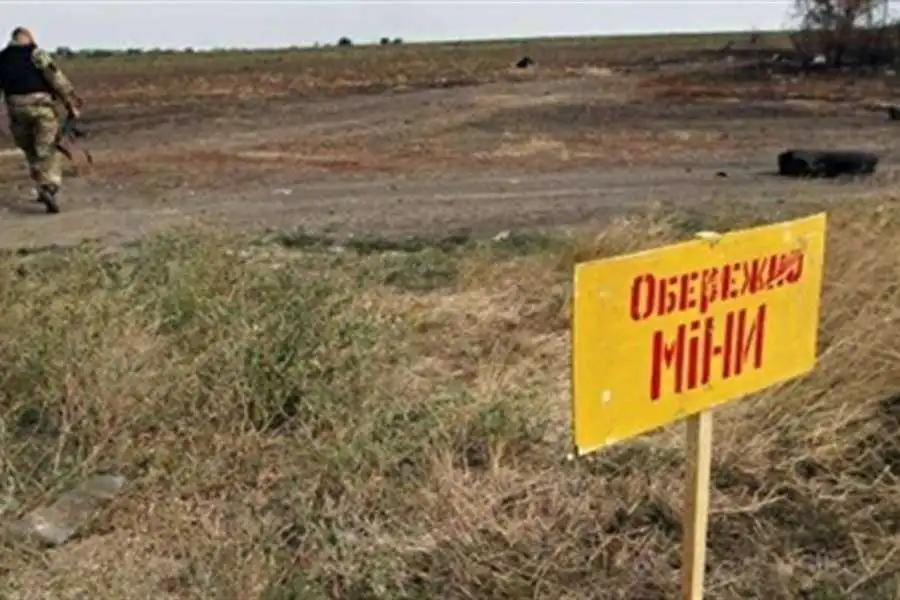 Терористи на Донбасі на власних мінних полях підірвали БТР - розвідка фото 1