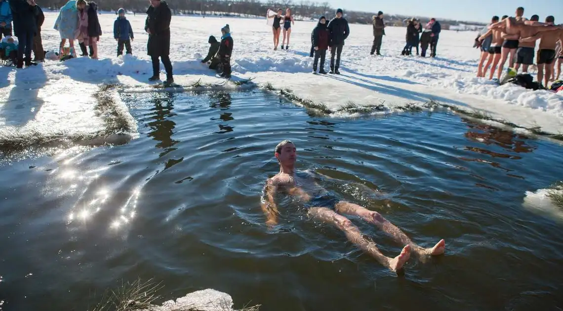 Свято Водохреща: як жителі Кропивницького пірнали в крижану воду (ФОТОРЕПОРТАЖ) фото 1