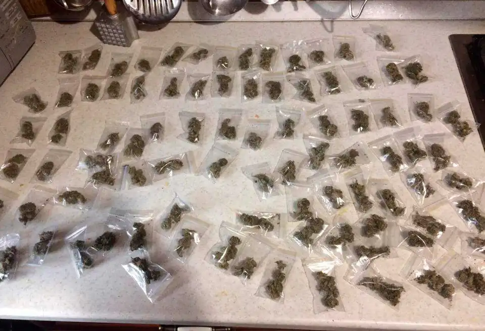 У Кропивницькому затримали трьох чоловіків, які робили "закладки" наркотиків (ФОТО)