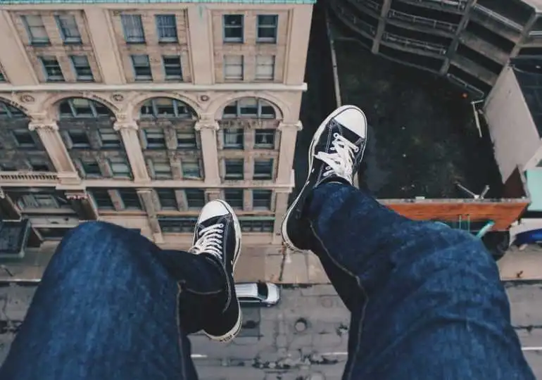 У Кpопивницькому затpимали чоловіка, який стpибав по дахах будинків (ВІДЕО)