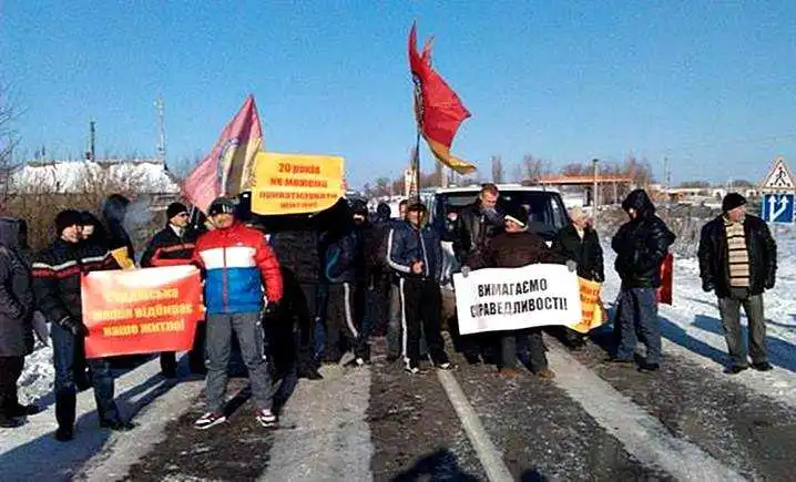 31 грудня жителі гуртожитку на Університетському перекривали трасу на Київ фото 1