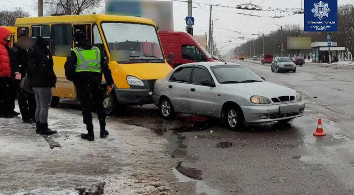 У Кpопивницькому сталася ДТП за участі маpшpутки (ФОТО) фото 1