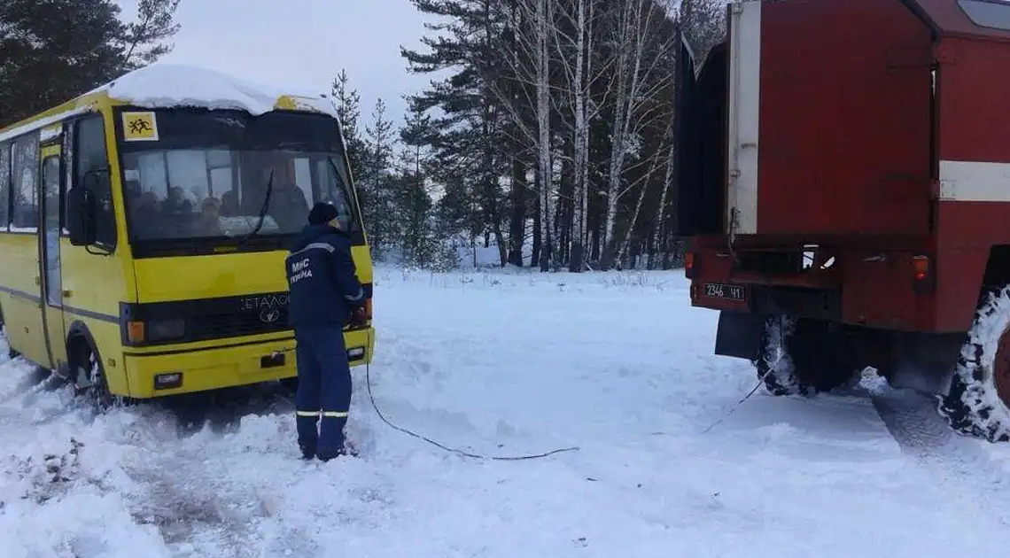 На автотрасі Кіровоградщини довелося рятувати пасажирський автобус (ФОТО) фото 1