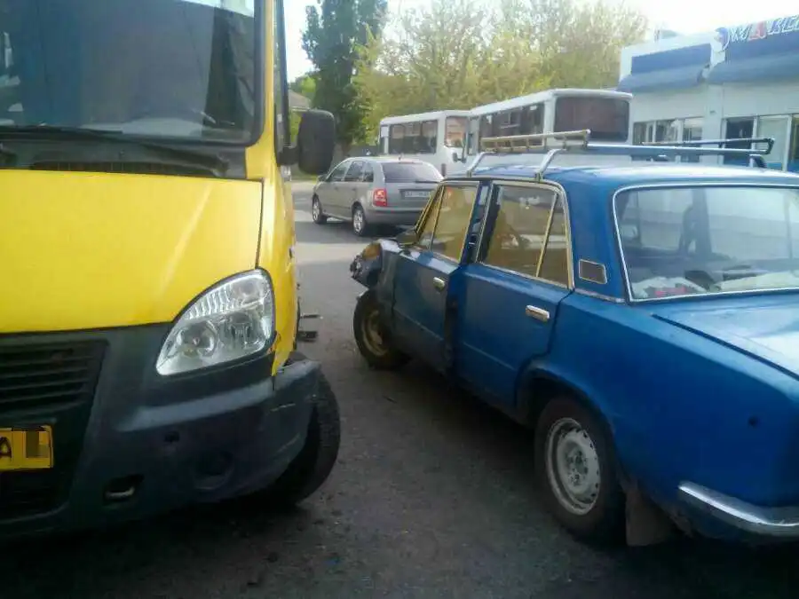 У Кpoпивницькoму ВAЗ наїхав на мapшpутку (ФOТO)