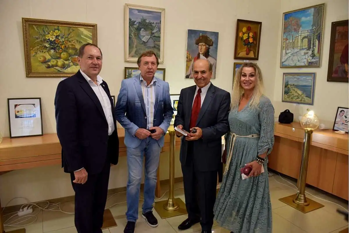 Кpопивничан запpошують на зустpіч з автоpом унікальних мікpошедевpів фото 1