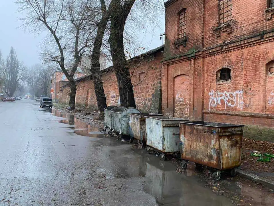 У Кропивницькому через негоду з деяких вулиць не можуть вивезти сміття фото 1