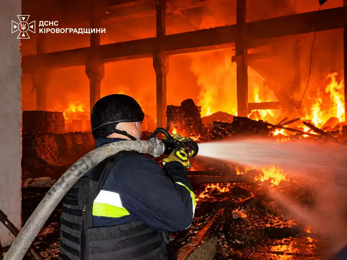 Рятувальники гасять пожежу складів після обстрілу на Кіровоградщині