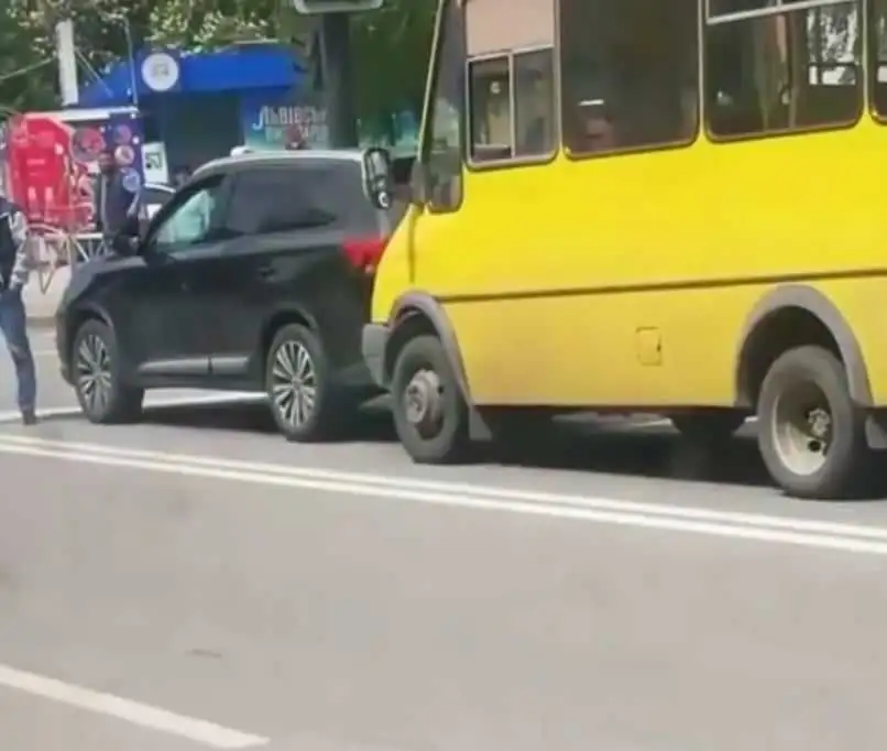 У Кропивницькому сталася ДТП за участі маршрутки (ФОТО) фото 1