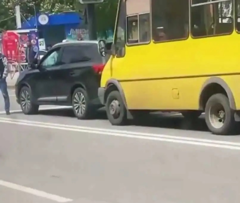 У Кропивницькому сталася ДТП за участі маршрутки (ФОТО)