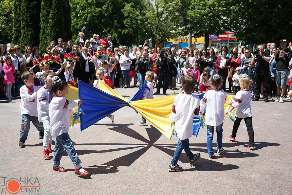 У Кропивницькому почали вишивати Україну (ФОТОРЕПОРТАЖ)