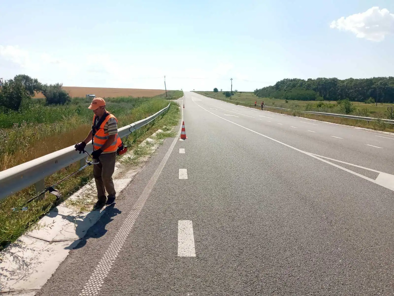 Кіровоградщина: дорожники косять траву та прибирають сміття на автошляхах області (ФОТО) фото 1
