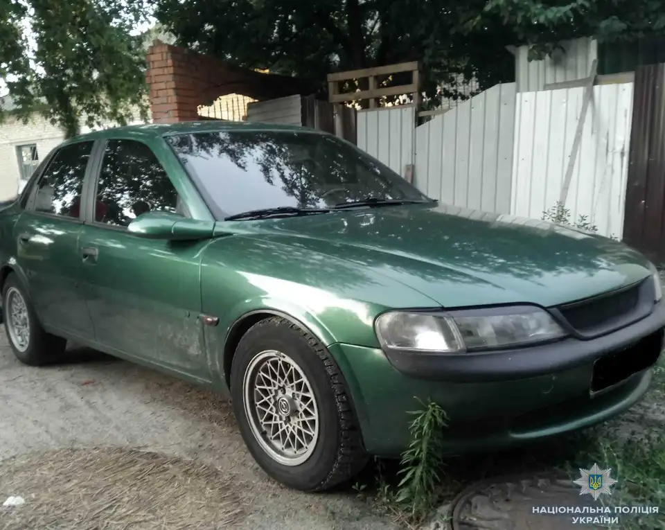 На Кіровоградщині рецидивісти викрали авто, побили власника та втекли до сусідньої області фото 1
