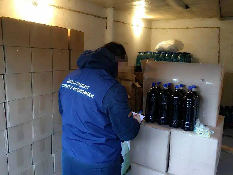 У Кропивницькому «накрили» цех і вилучили 4 тонни підробного алкоголю (ФОТО) фото 1
