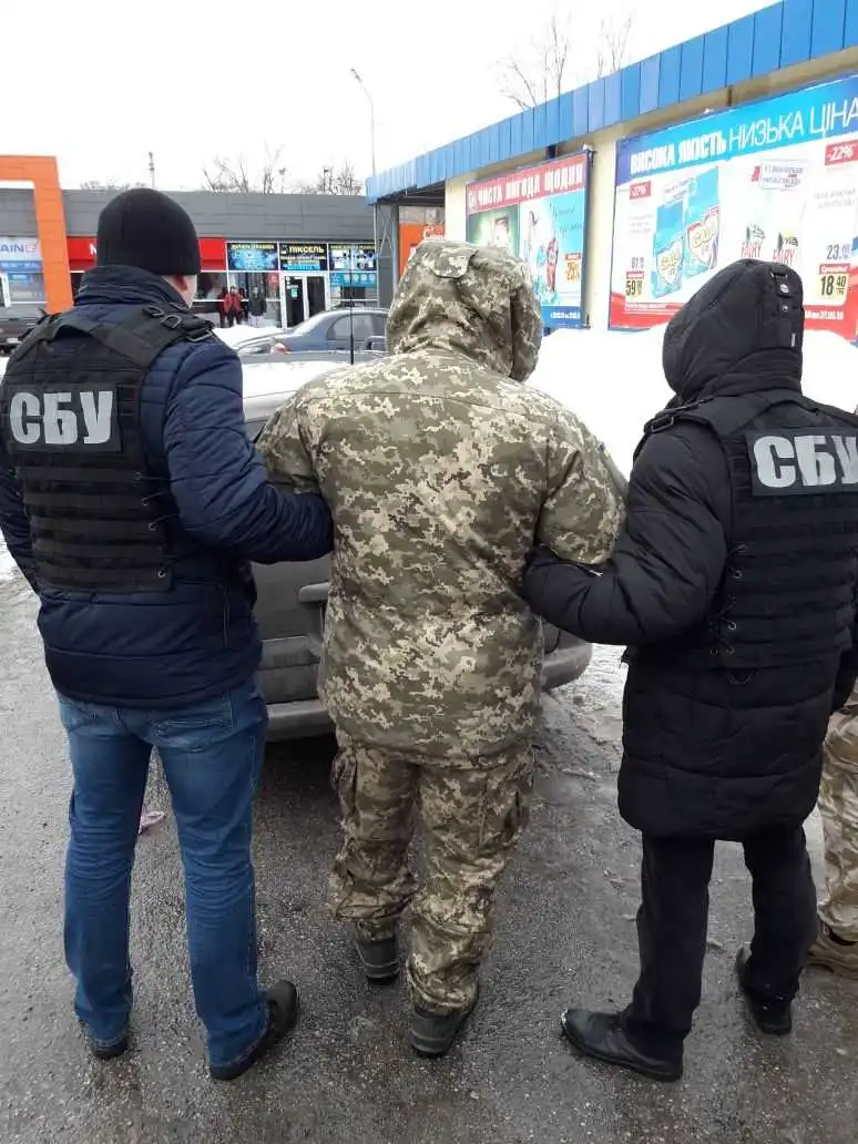 СБУ на Кіровоградщині затримала контрактника, що збував під супермаркетом військові радіостанції (ФОТО)